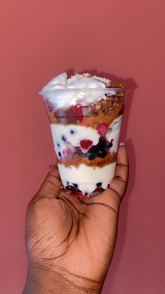 Parfait aux Fruits Frais et Crème Chantilly