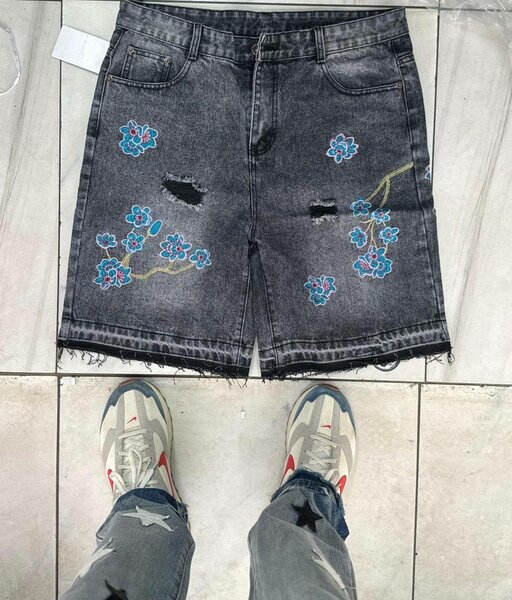 Shorts en denim brodés