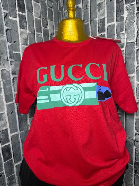 T-shirt rouge élégant