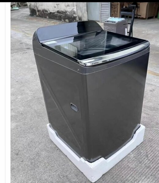 Lave-linge à chargement par le haut moderne