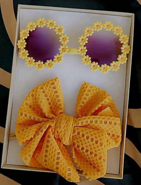 Lunettes de soleil et nœud fleuris