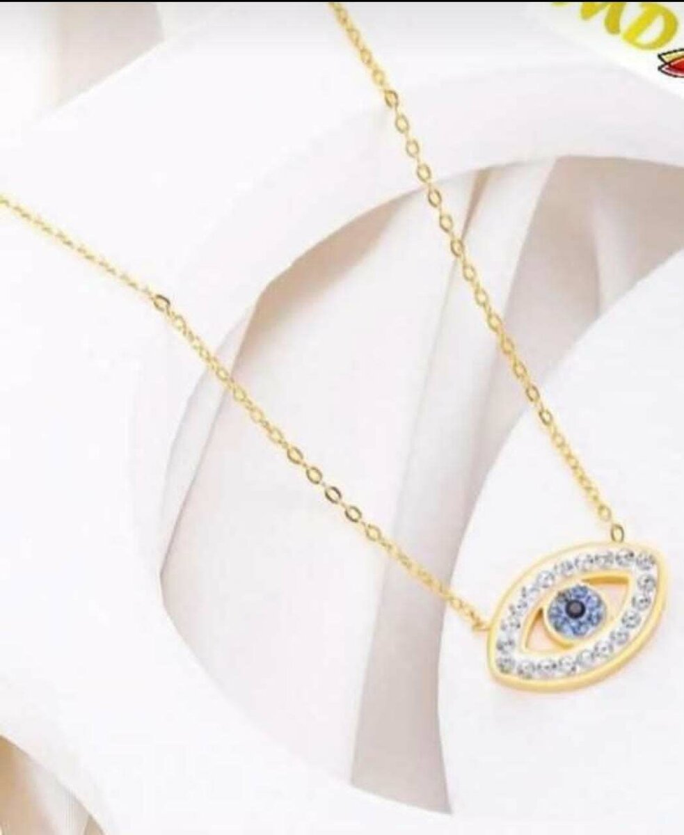 Faux piercing et chaîne