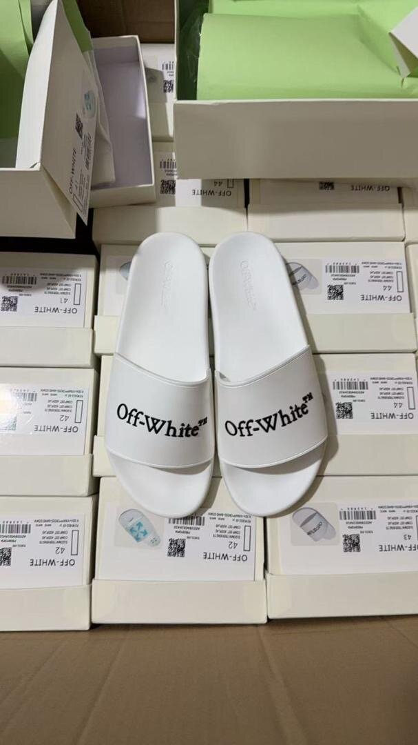 Claquettes style moderne