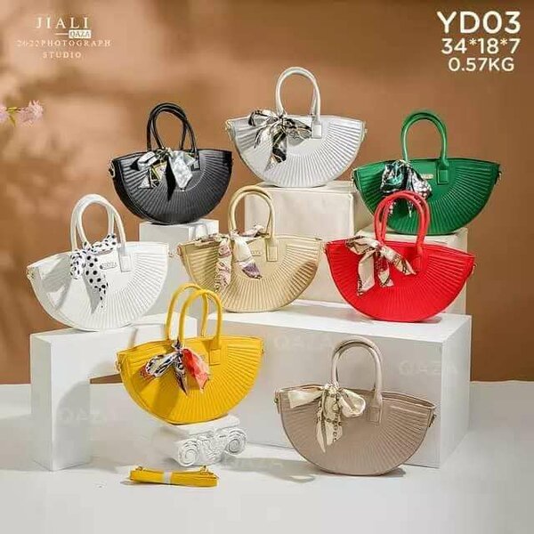 Sac à main demi-lune élégant