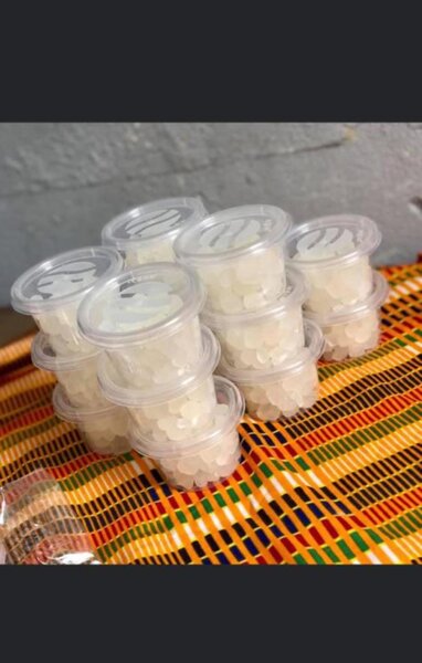 2 boîtes de Bonbons blancs