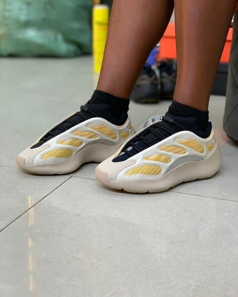 Yeezy 700-V3 sneaker 