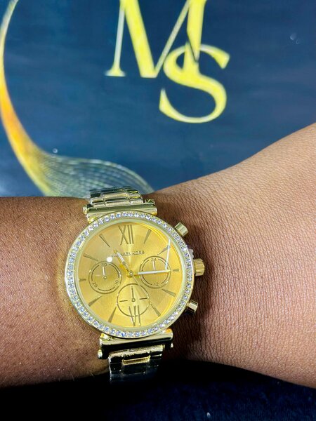 Women's wristwatch with metal bracelet gold