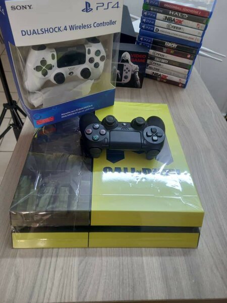 PS4 FAT/8JEUX INCLU 2MANETTES