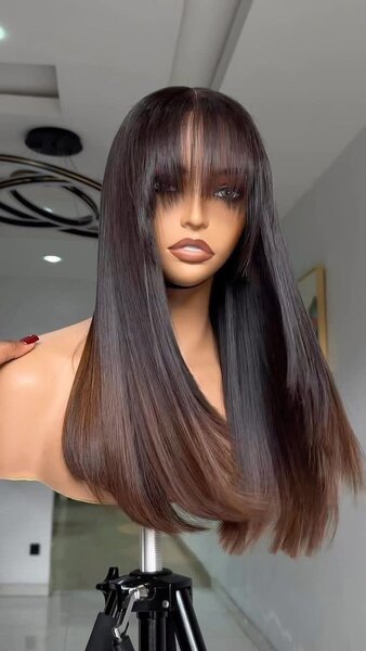 Perruque lisse avec frange