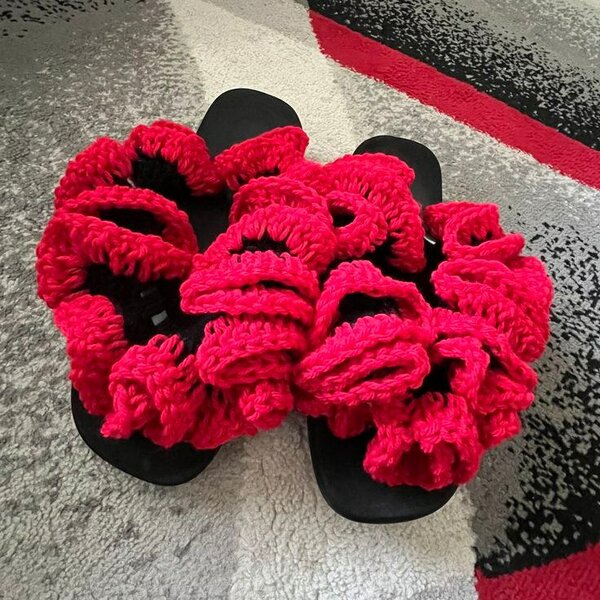 Sandales en tricot rouge