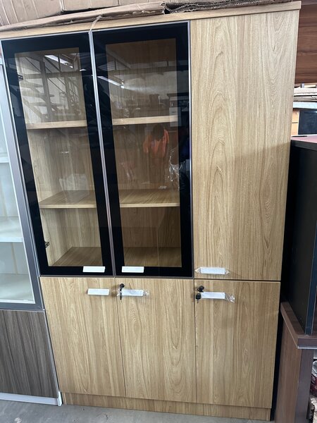 Armoire vitrée en bois élégante