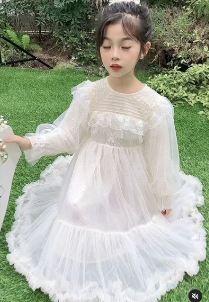 Нежное белое платье с лёгким начёсом 😍