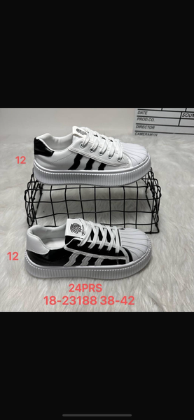 Baskets blanches et noires