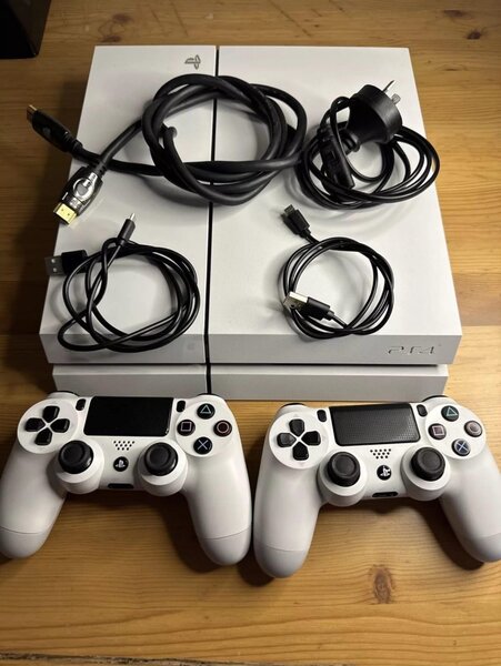 Ps4 Fat blanche ( version 9.0) avec 20 Jeux intégrés