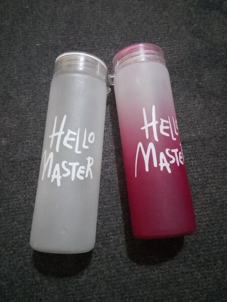 Bouteilles d'eau "Hello Master"