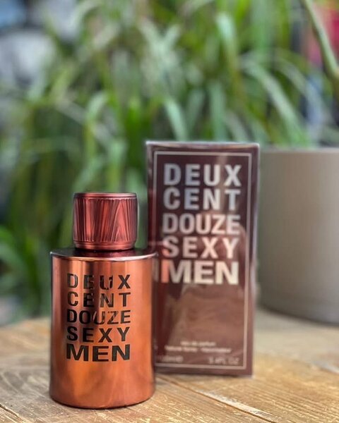 DEUX CENT DOUZE SEXY MEN