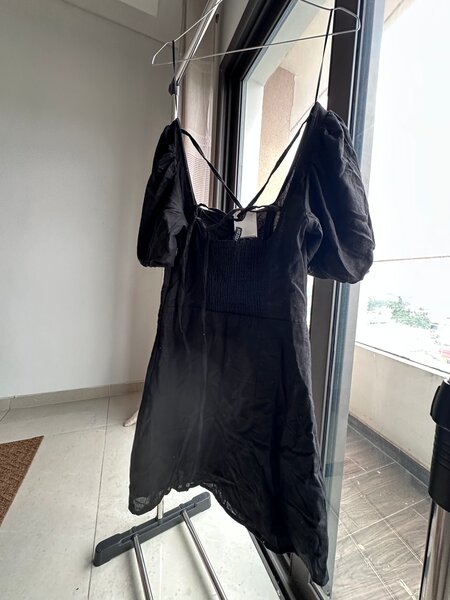 Robe noire à manches bouffantes