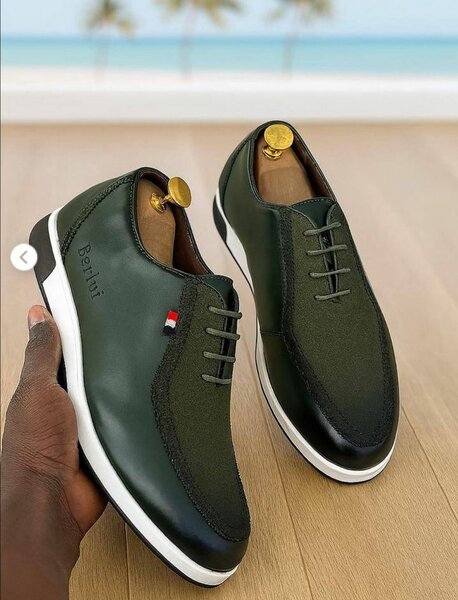 Chaussures en cuir vert élégant