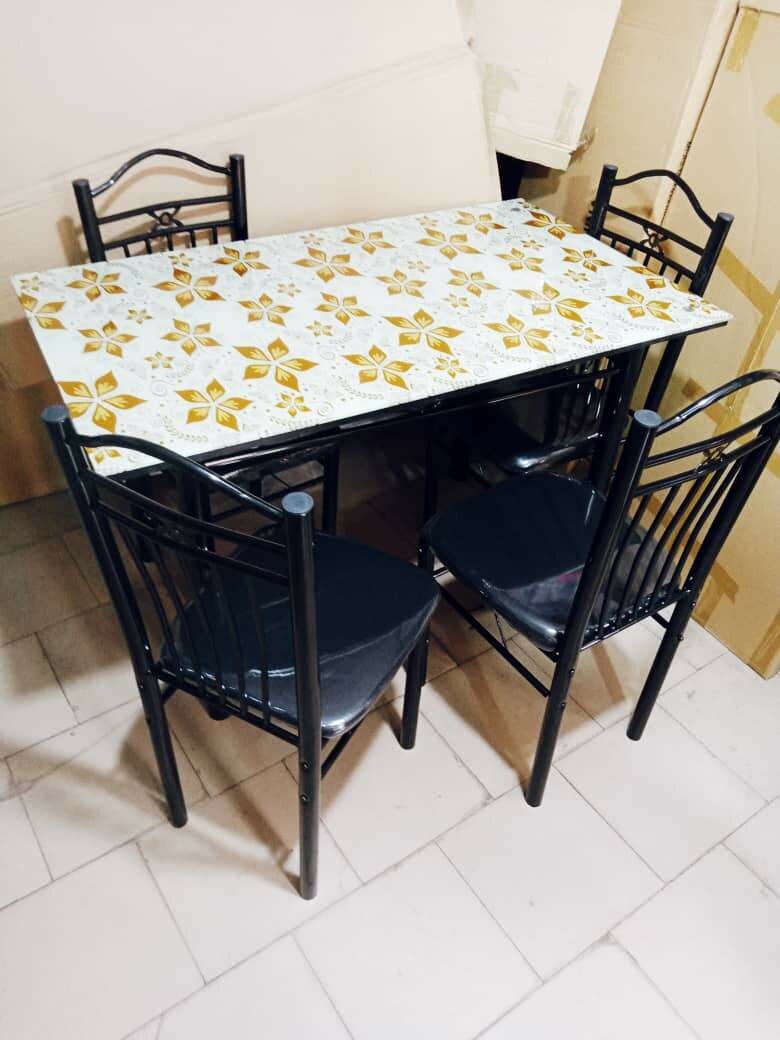 Table et chaises en métal design