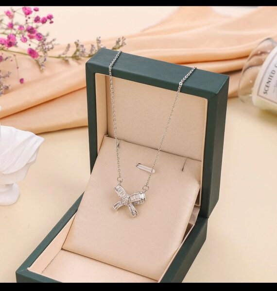 Bow necklace