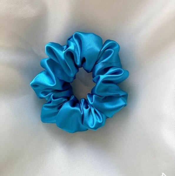 Chouchou en satin bleu brillant