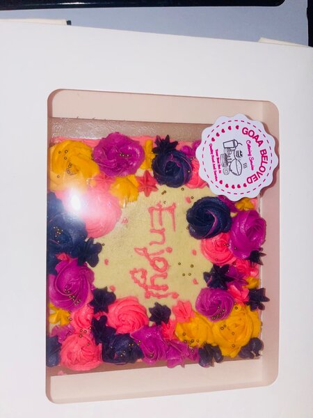 Vanilla square rosettes cake