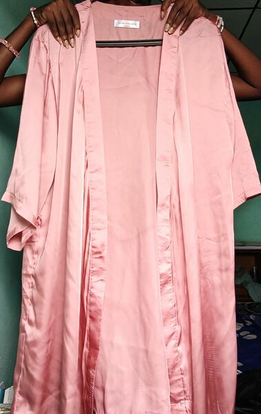 Peignoir en satin rose chic