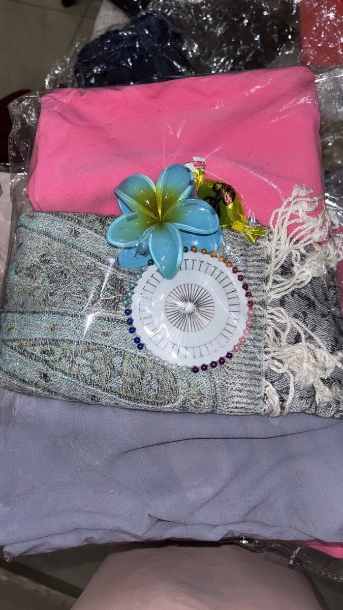 Écharpes colorées avec broche