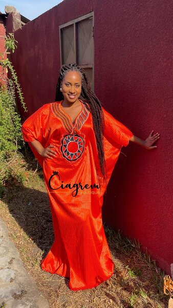 Robe caftan rouge élégante