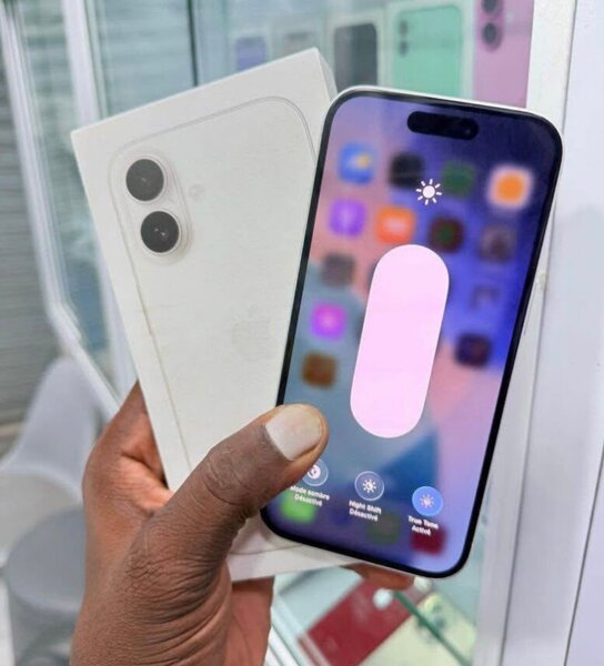 iPhone 16 simple blanc