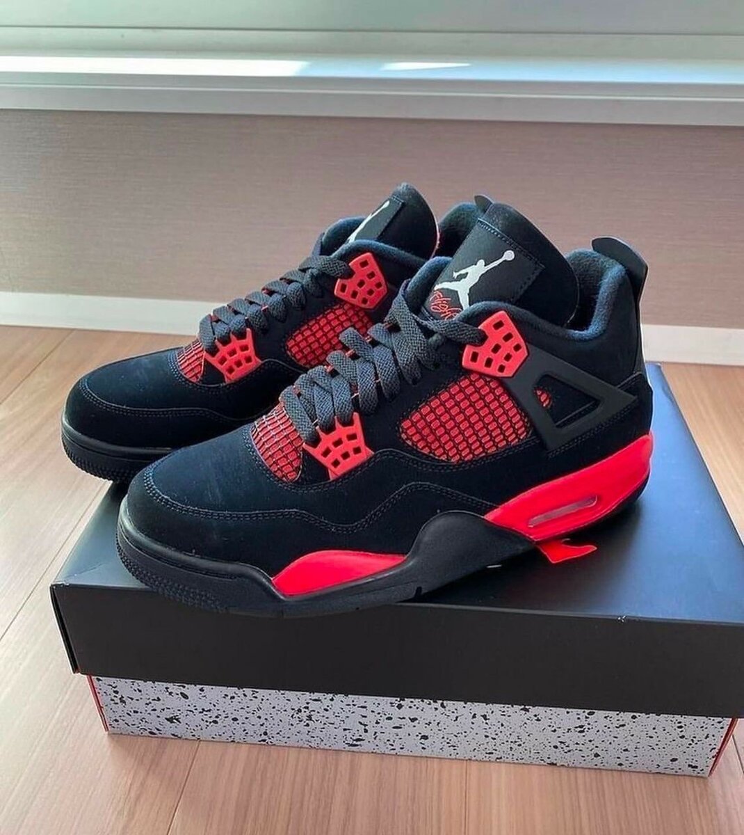 AIR JORDAN 4