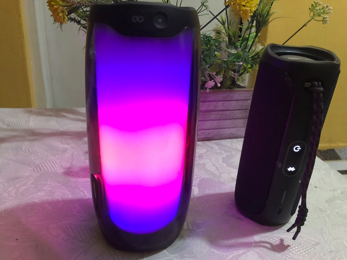 Preowned JBL pulse 4 Bluetooth speaker for sale