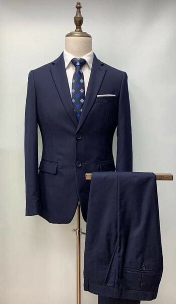 Costume élégant homme classique