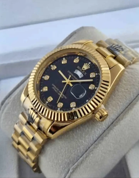 Montre de luxe dorée