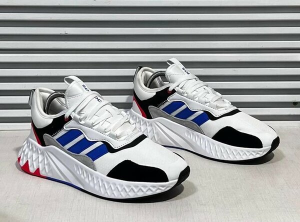 Baskets, empiècements blancs, noirs et bleus