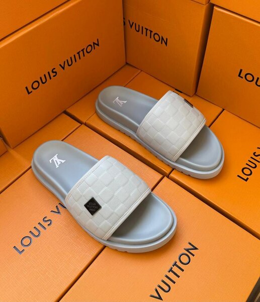 Claquettes élégantes blanches