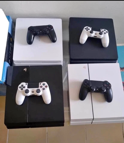 Console Sony PS4 avec Manettes
