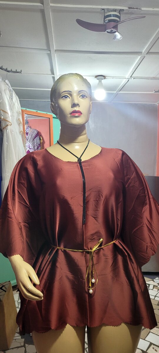 Robe en satin rouge élégante