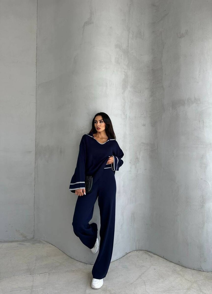 Двойка из трикотажа в белом, черном и темно-синем цвете.