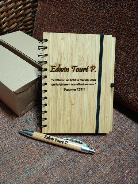 Bloc-notes et stylo en bambou