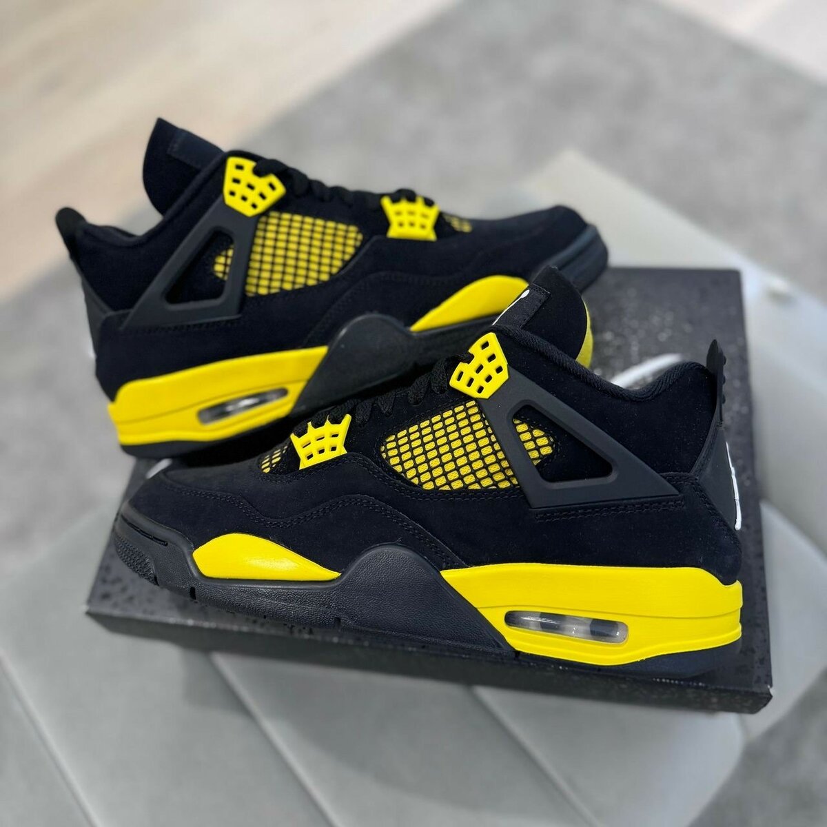 AIR JORDAN 4