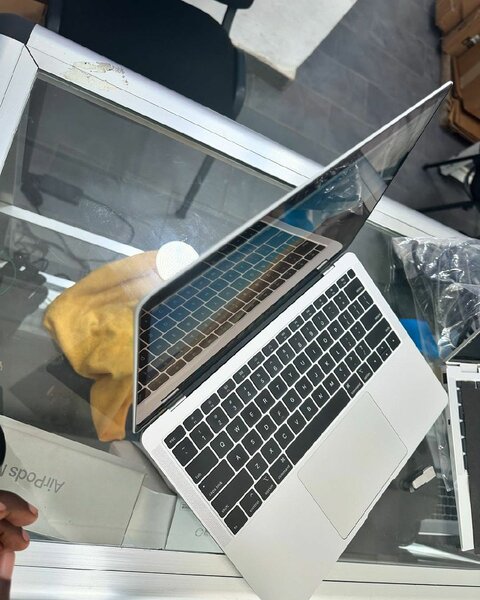 MACBOOK AIR