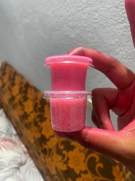 Produit de lèvres rose