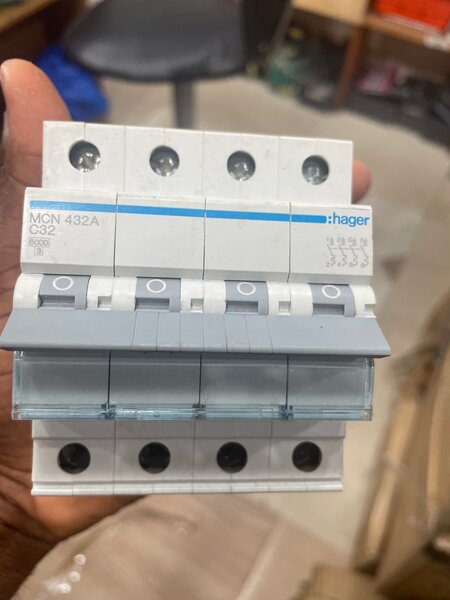 Disjoncteur 4P 32A Hager