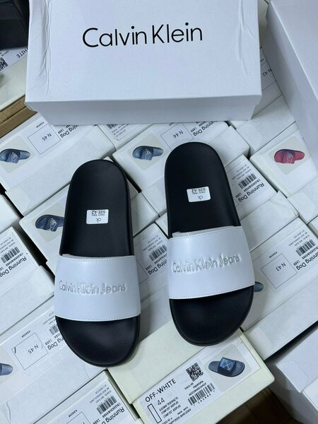 Tongs Off-White et Calvin Klein