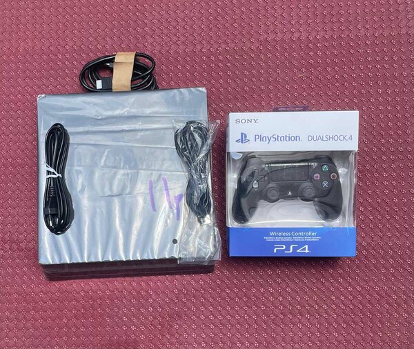 PS4 slim + 10 jeux + 1 manette