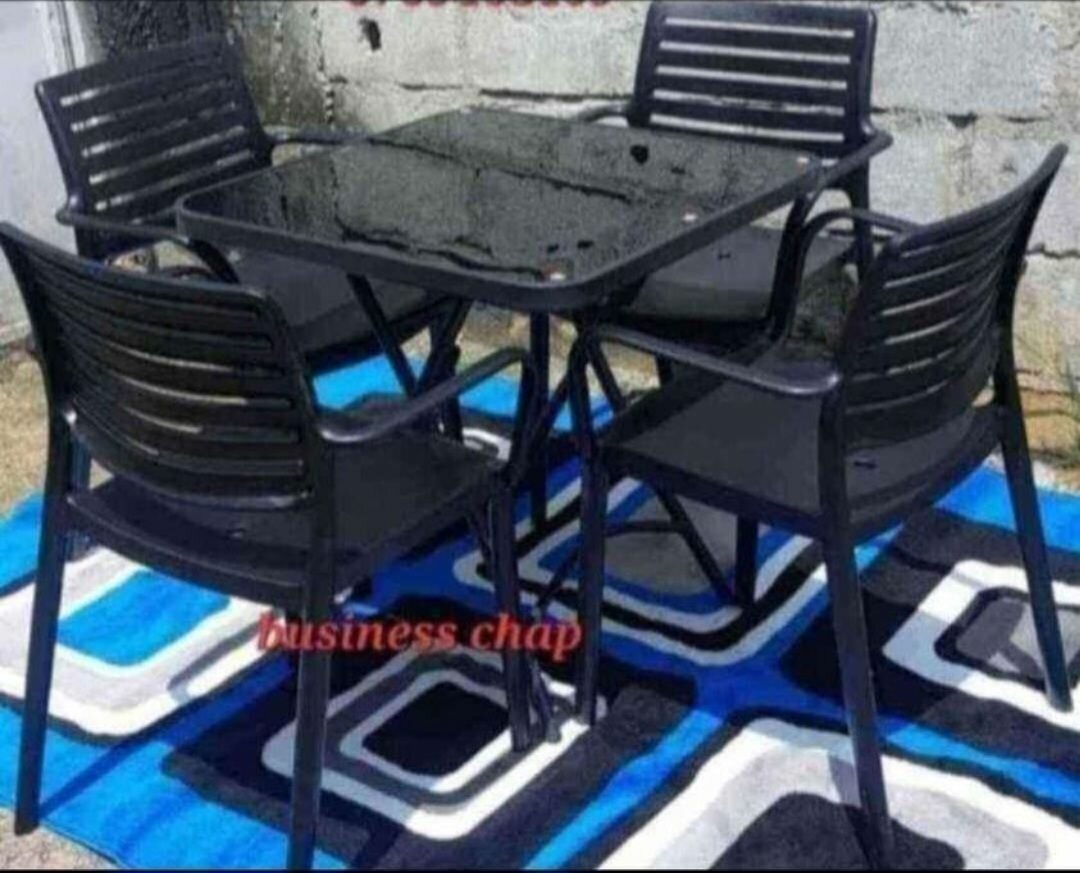 Table vitrée et 4 chaises