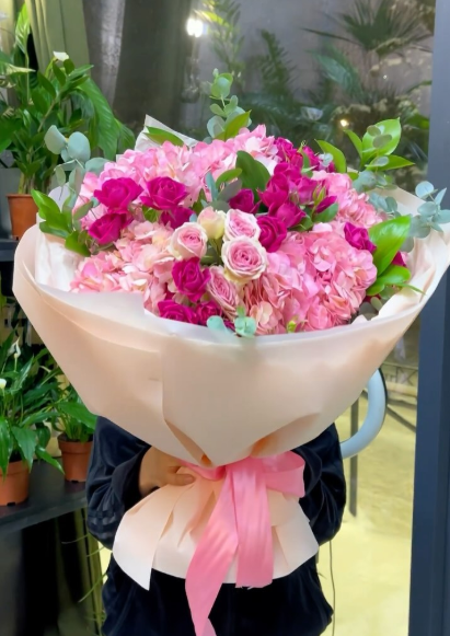 Букет из гортензии, спрей розы, эвкалипт, зелённый рускус добавляем немного волшебства