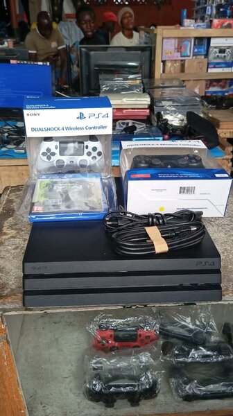 Console Sony PS4 pro & manette