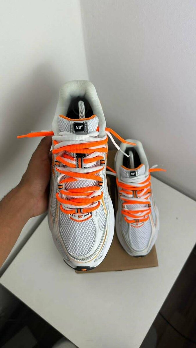 Sneakers blancs et orange unisexes